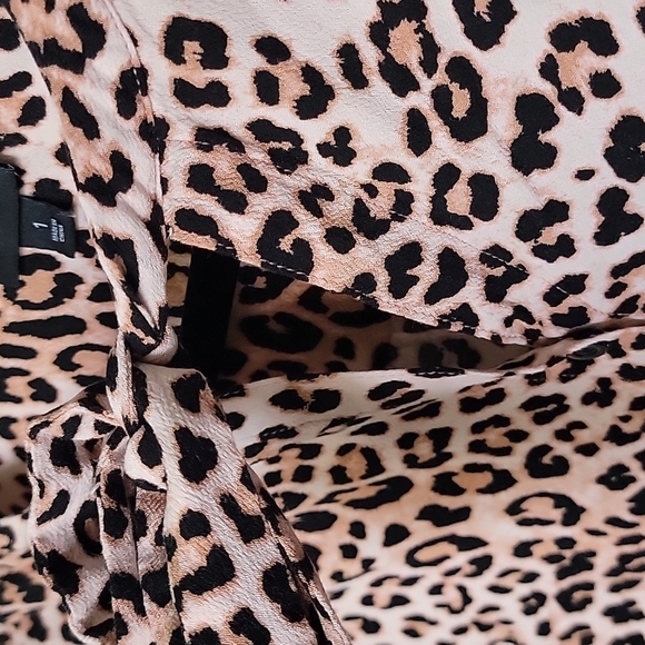 Torrid size 1 Mobwife leopard print crepe tie front button sleeveless top - Picture 4 of 7